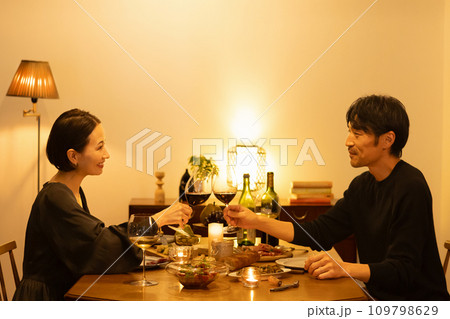 赤ワインで乾杯するカップル 109798629