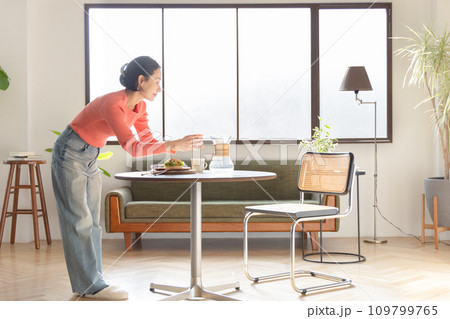 食事の準備をする女性 食事の準備をする女性 109799765