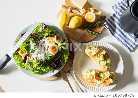 ヘルシーな朝食　俯瞰 109799778