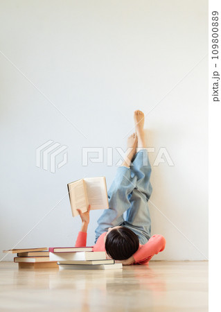 本を読む女性 109800889