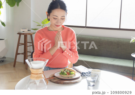 朝食を食べる女性 朝食を食べる女性 109800929