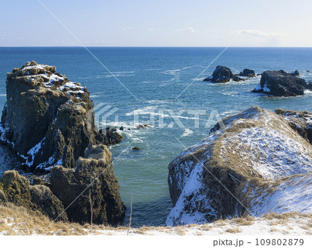 北海道・積雪の霧多布岬 / Cape Kiritappu, Japan 109802879