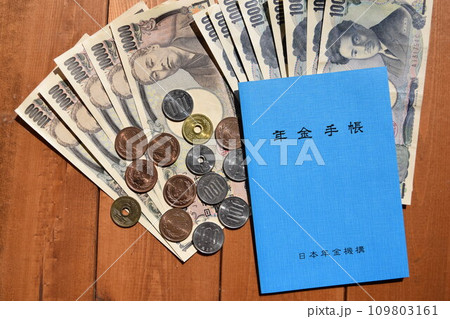 年金手帳と通貨 年金イメージ 年金手帳と通貨 年金イメージ 109803161