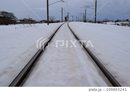 鉄道線路と雪景色 鉄道線路と雪景色 109803241