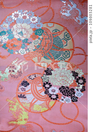 鼓、花、獅子の帯を背景に 109803281