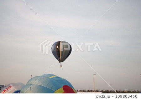 夕暮れに浮かぶ熱気球 109803450