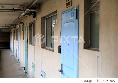公団住宅の開放廊下　イメージ 109803965