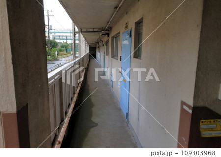 公団住宅の開放廊下　イメージ 109803968
