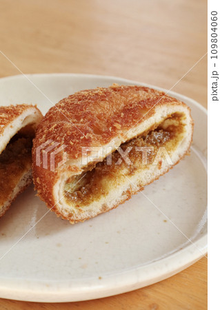 半分に切ったカレーパン 半分に切ったカレーパン 109804060