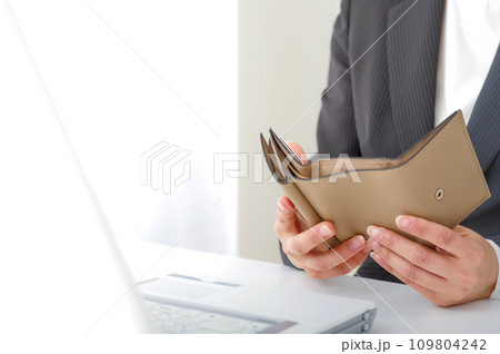 お財布の中身を確認する女性 お財布の中身を確認する女性 109804242