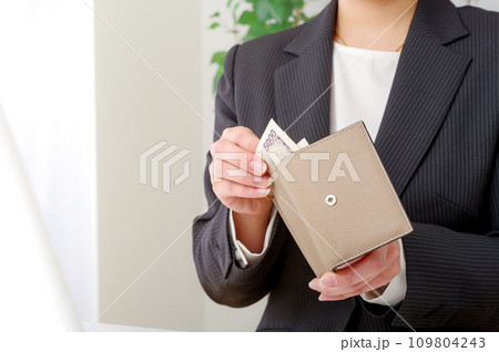 お財布の中身を確認する女性 109804243