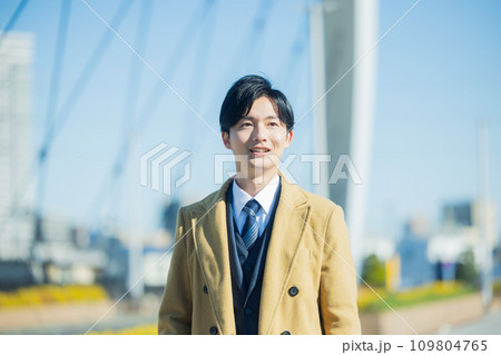 冬の街を歩くスーツの若い男性　 109804765