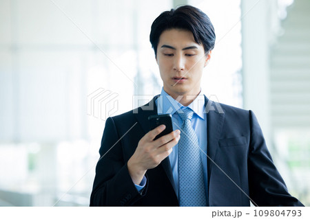 スーツを着た若い男性 スーツを着た若い男性 109804793