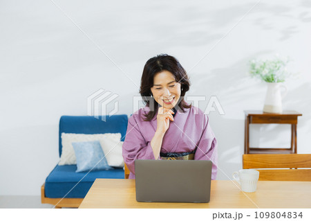 着物を着た女性 着物を着た女性 109804834