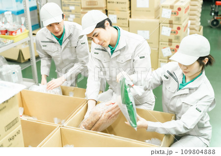 仕向地別の出荷梱包をする若い作業員 仕向地別の出荷梱包をする若い作業員 109804888