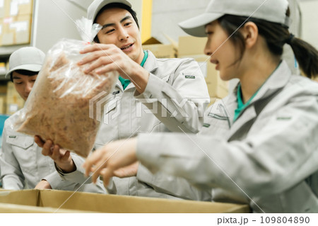 仕向地別の出荷梱包をする若い作業員 仕向地別の出荷梱包をする若い作業員 109804890