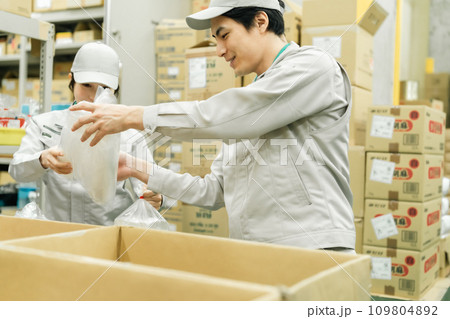 仕向地別の出荷梱包をする若い作業員 仕向地別の出荷梱包をする若い作業員 109804892