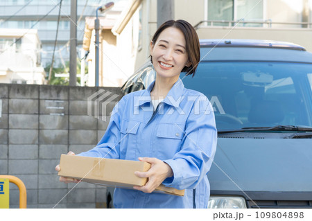 荷物を運ぶ女性配達員 109804898