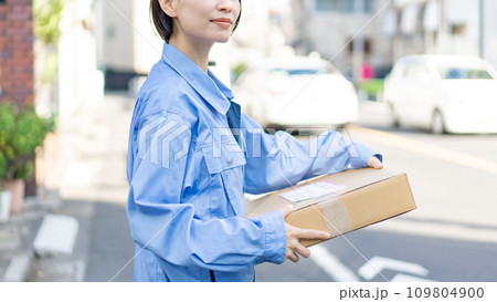 荷物を運ぶ女性配達員 109804900