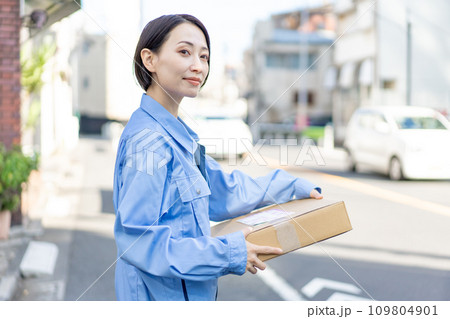 荷物を運ぶ女性配達員 109804901
