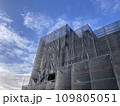 マンションの建設現場 109805051