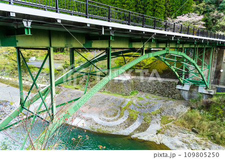 桜咲く季節 観光スポット 霊台橋周辺風景 (熊本県下益城郡美里町) 桜咲く季節 観光スポット 霊台橋周辺風景 (熊本県下益城郡美里町) 109805250