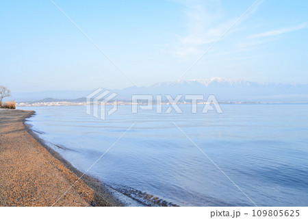 湖岸から見た冬の琵琶湖と薄っすらと雪化粧をした対岸の比良山系 109805625