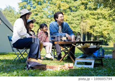 家族でキャンプを楽しむ 家族でキャンプを楽しむ 109805794