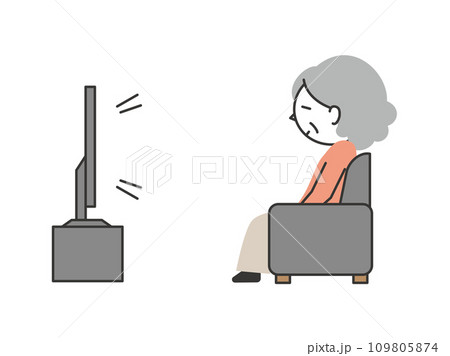 ソファに座ってテレビを見るシニア女性 ソファに座ってテレビを見るシニア女性 109805874