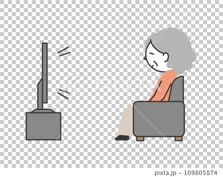 ソファに座ってテレビを見るシニア女性 ソファに座ってテレビを見るシニア女性 109805874