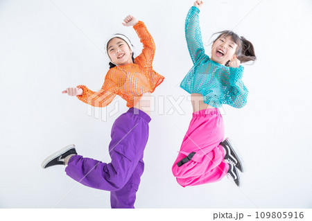 ジャンプするダンスキッズ kids dancer ジャンプするダンスキッズ kids dancer 109805916