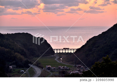 惣郷川橋梁の夕暮れ 109805990