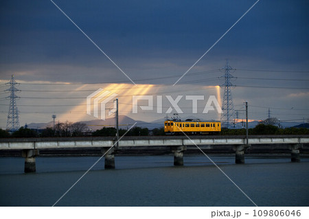 光芒のある鉄道風景 光芒のある鉄道風景 109806046