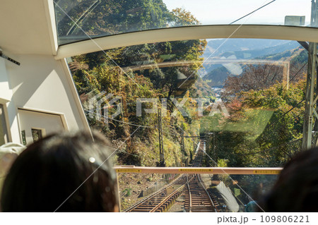 大山(神奈川県伊勢原市)　大山ケーブルカーの車内 109806221