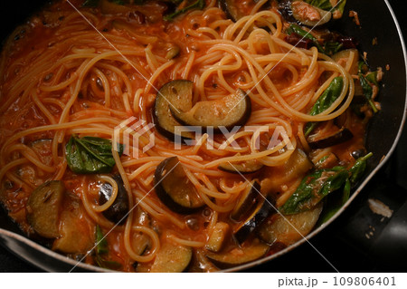 トマトソースのパスタを煮込んでいる様子 109806401