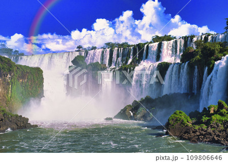 世界遺産・イグアスの滝と入道雲 109806646