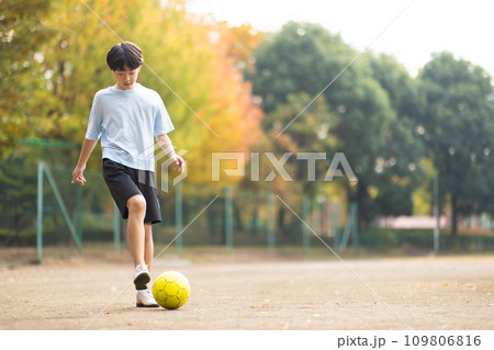 サッカーを楽しむ小学生男子 109806816