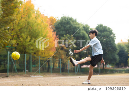 サッカーを楽しむ小学生男子 109806819