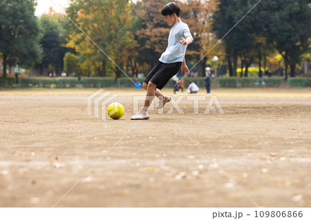 サッカーを楽しむ小学生男子 109806866