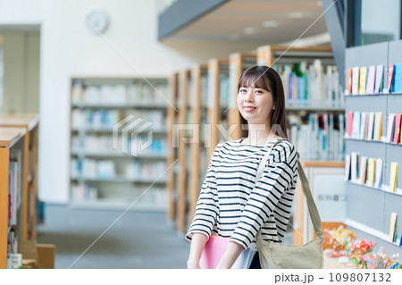 図書室　女性　撮影協力：有明教育芸術短期大学 109807132