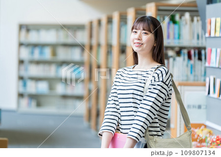図書室 女性 撮影協力:有明教育芸術短期大学 図書室 女性 撮影協力:有明教育芸術短期大学 109807134