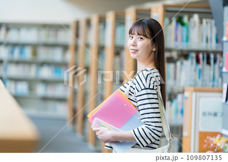 図書室　女性　撮影協力：有明教育芸術短期大学 109807135