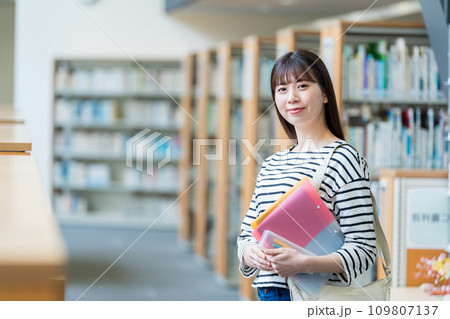図書室 女性 撮影協力:有明教育芸術短期大学 図書室 女性 撮影協力:有明教育芸術短期大学 109807137