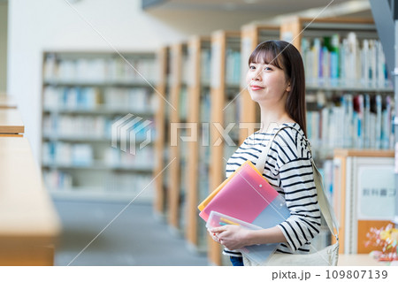 図書室　女性　撮影協力：有明教育芸術短期大学 109807139