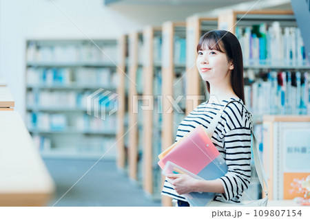 図書室　女性　撮影協力：有明教育芸術短期大学 109807154