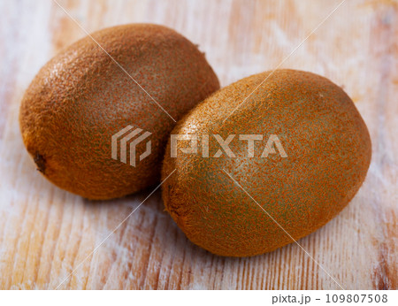 Two fresh kiwifruits 109807508