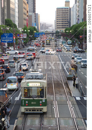 本通りから眺めた黄昏の電車通り 本通りから眺めた黄昏の電車通り 109807521