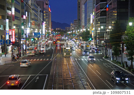 本通りから眺めた広島の夜景 本通りから眺めた広島の夜景 109807531