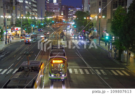 胡町から眺めた中央通りの夜景 胡町から眺めた中央通りの夜景 109807613