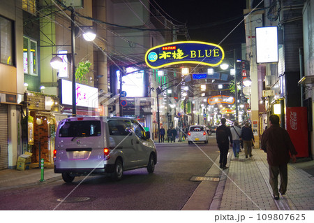 流川通り入り口夜景 109807625